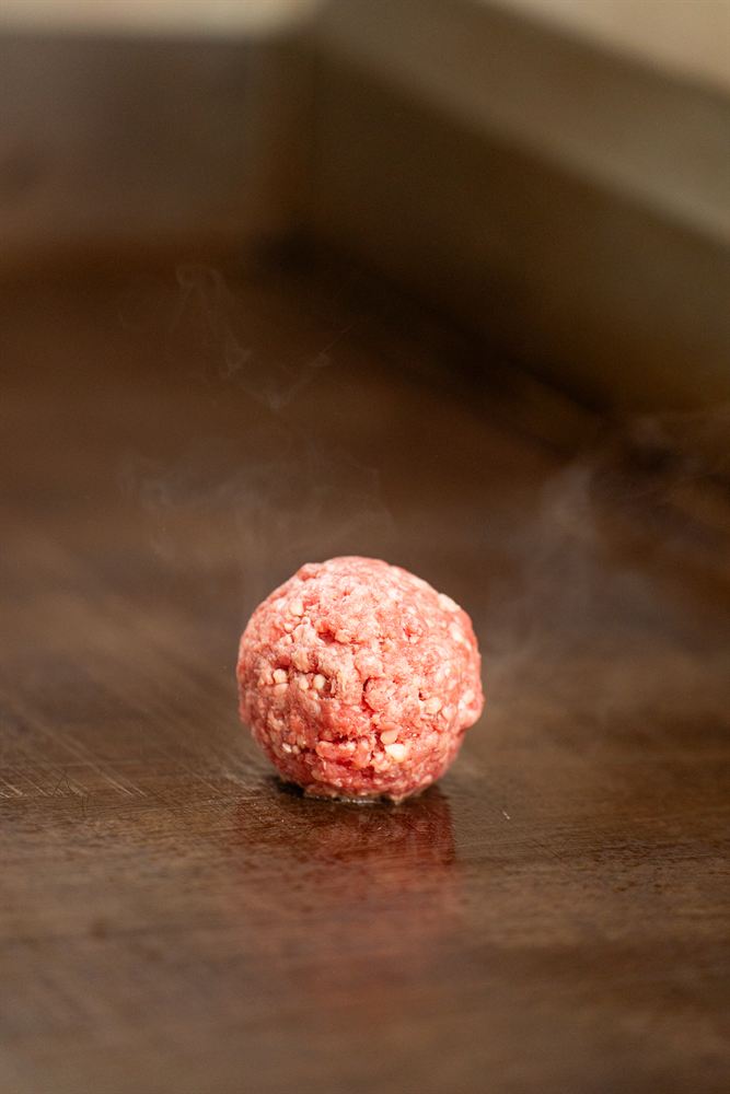 La bola de carne de 120 gramos sobre la plancha